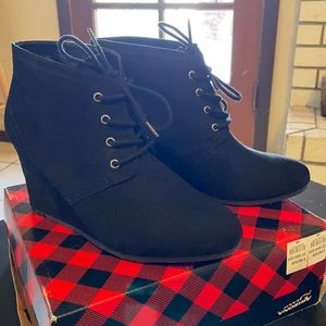 Arizona woman’s black wedge bootie